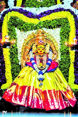 శ్రావణ మాసంలో భ్రమరాంబకు విశేష అలంకరణలు 