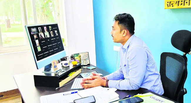 వర్షాల పట్ల అప్రమత్తంగా ఉండాలి : కలెక్టర్