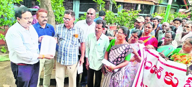 మా భూములు మాకివ్వండి