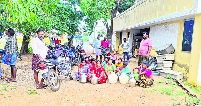 ఖాళీ బిందెలతో  నిరసన 