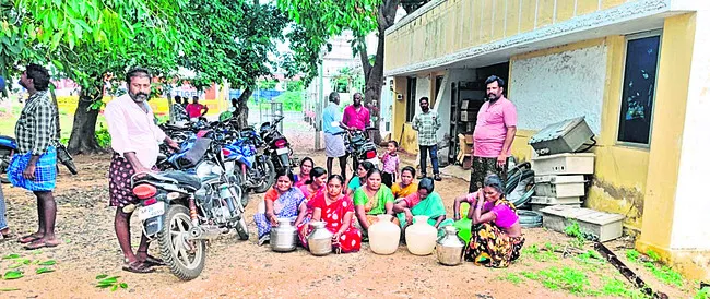 ఖాళీ బిందెలతో ఆందోళన