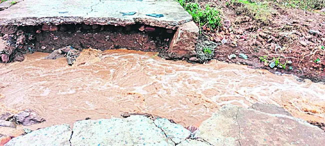 వర్షానికి కోతకు గురైన కల్వర్టు 