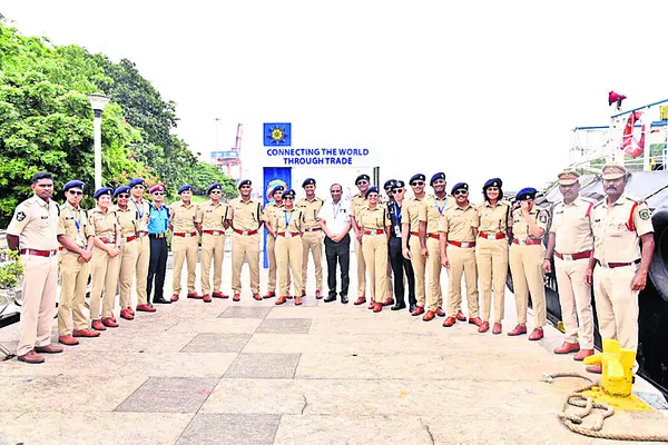 పోర్టులో ట్రైనీ ఐపీఎస్‌ల బృందం 