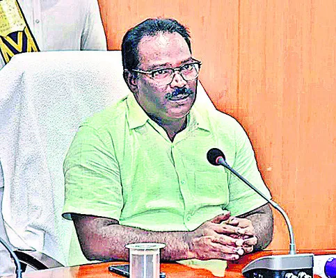 బంగారు కుటుంబాలను దత్తత తీసుకోవాలి : కలెక్టర్‌ 