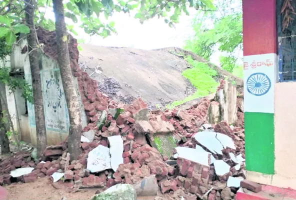 కూలిన పాఠశాల పాత భవనం