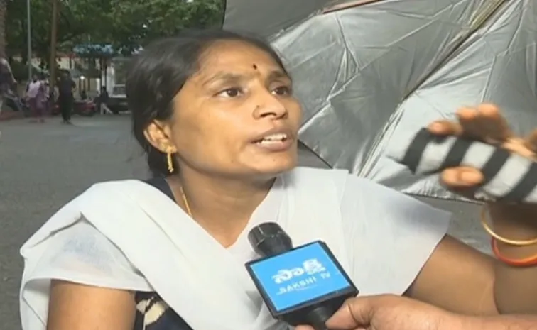 రిజిస్ట్రార్‌ను నిలదీసిన అభిషేక్‌ తల్లిదండ్రులు