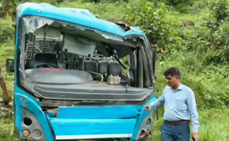 Himachal: లోయలో పడిన బస్సు.. ఐదుగురు మృతి