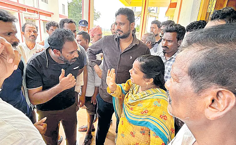 ఎరువుల్లేక ఎదురుచూపులు..