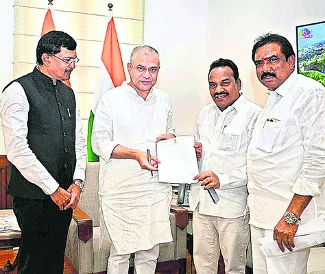 కేంద్ర మంత్రులకు వినతులు