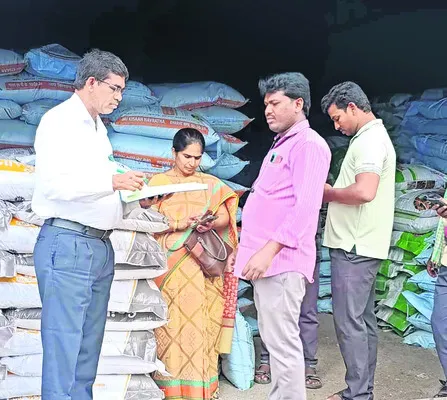 అధిక ధరలకు ఎరువులు విక్రయిస్తే చర్యలు 
