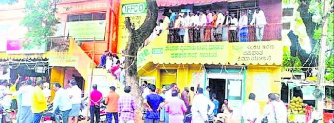 యూరియా కోసం రైతన్న పాట్లు