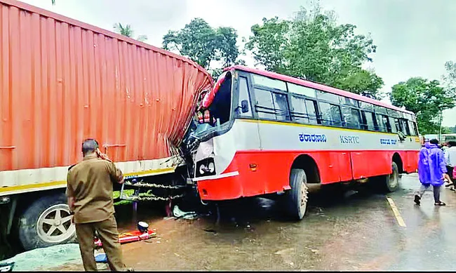 కంటైనర్‌– బస్సు ఢీ 