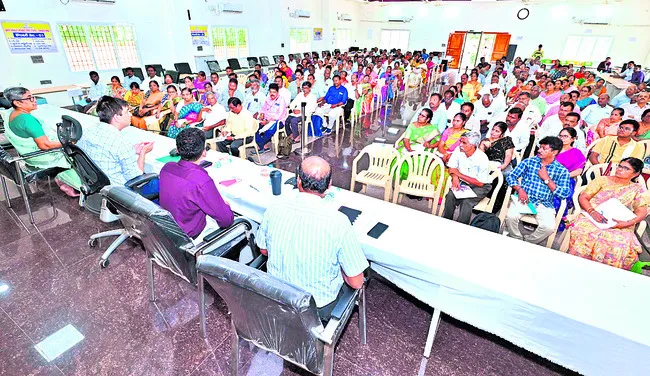 రాజకీయ ఒత్తిడికి తలొగ్గొద్దు