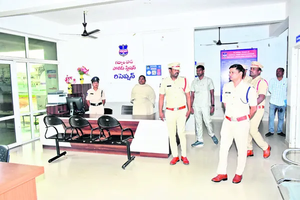 ప్రజలతో స్నేహపూర్వకంగా మెలగాలి : ఎస్పీ 