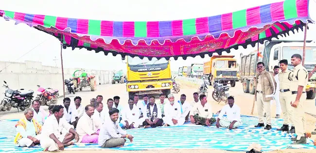 పరిహారం కోసం రైతుల ఆందోళన 