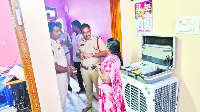 కంభంలో పట్టపగలే భారీ చోరీ