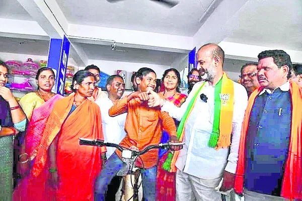 ఒక్కడి ఆనందం... బడి‘బాట’గా మారింది