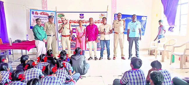పాలమూరులో పోకిరీలు