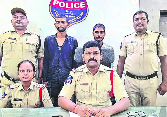 డ్రైవర్‌, క్లీనర్‌ అరెస్టు 
