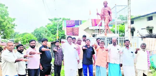 ఎకరాకు రూ. 30లక్షల పరిహారం ఇవ్వాలి 