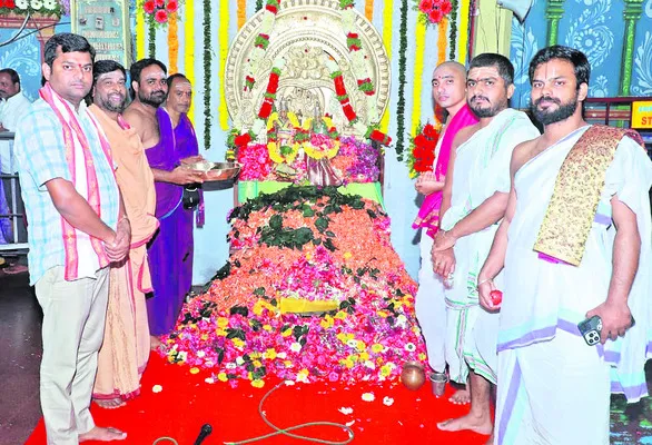 చెర్వుగట్టుకు పోటెత్తిన భక్తులు