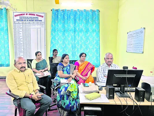 రిజిస్ట్రేషన్ అధికారులతో వీడియో కాన్ఫరెన్స్