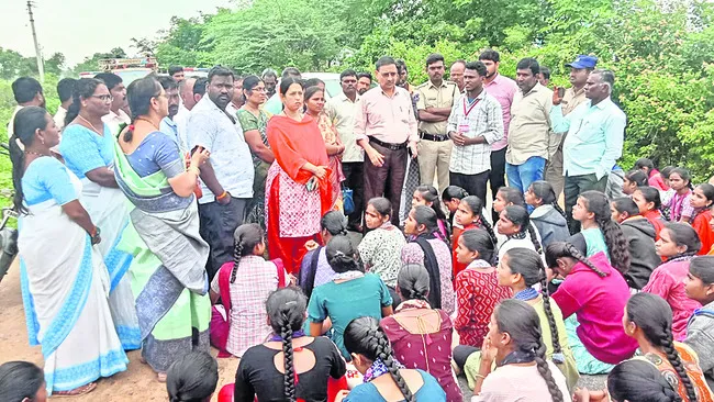 రోడ్డెక్కిన హాస్టల్ విద్యార్థినులు