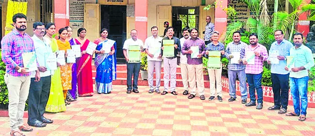 అడ్మిషన్ల పెంపునకు కృషి చేయండి 