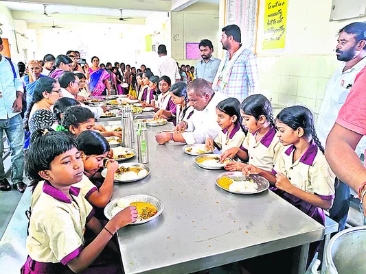 మెనూ ప్రకారం భోజనం పెట్టాలి