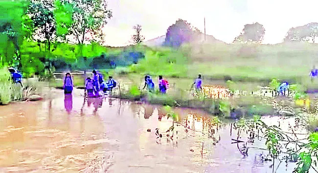 వాగు దాటితేనే చదువు సాగేది..