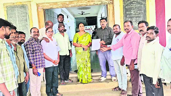 అక్రమ ఇసుక గుట్టలను సీజ్ చేయాలి
