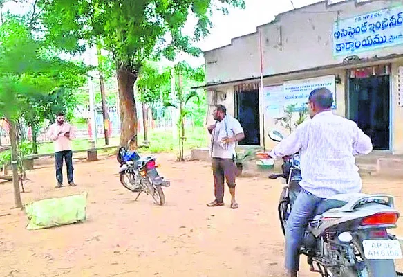 ట్రాన్స్ఫార్మర్ బిగించడం లేదని..