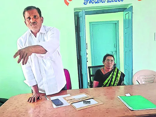 మీడియాకు ప్రశ్నించే హక్కులేదు..!