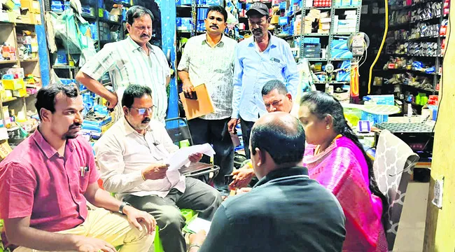 విజిలెన్సు, వాణిజ్య పన్నుల శాఖ అధికారుల దాడులు