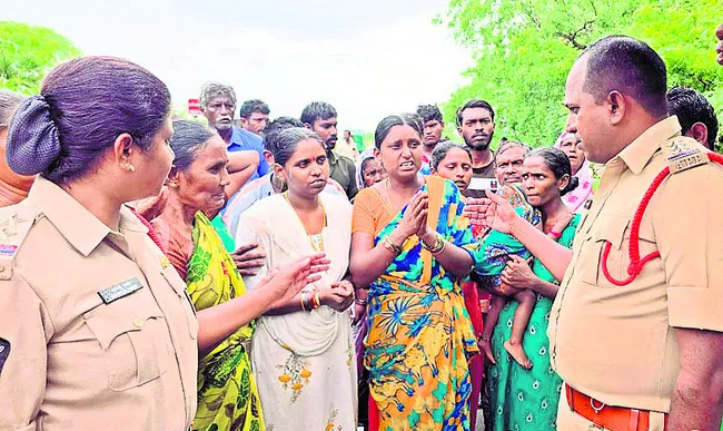 అత్తతో పాటు భార్యనూ కడతేర్చేందుకు వ్యూహం
