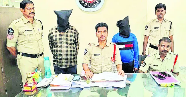 ఆరున్నర కేజీల గంజాయితో ఇద్దరు అరెస్టు 