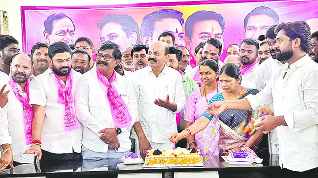 కేక్‌ కట్‌ చేసి.. పండ్లు పంపిణీ చేసి 