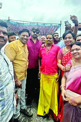 యర్రగుంటపల్లిలో సినీ హీరో శ్రీకాంత్ సందడి