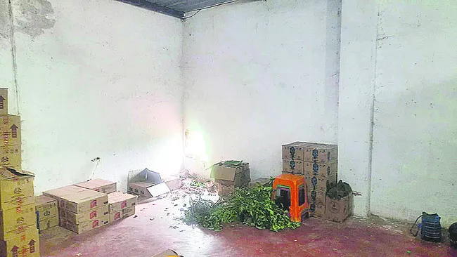 గోడకు కన్నం వేసి.. మద్యం చోరీ 