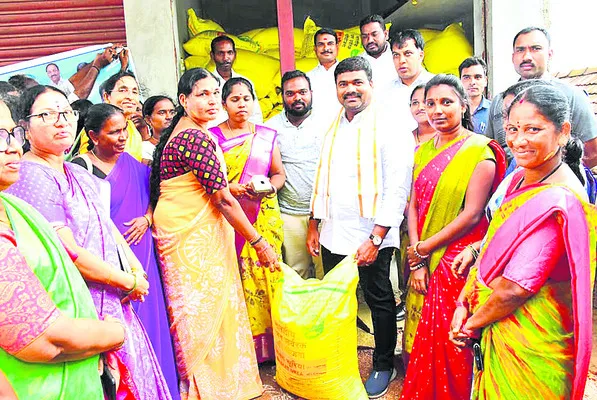 మహిళా సంఘాలు వ్యాపారంలో రాణించాలి