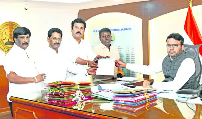 ఫిరాయింపు కార్పొరేటర్లపై చర్యలు తీసుకోండి