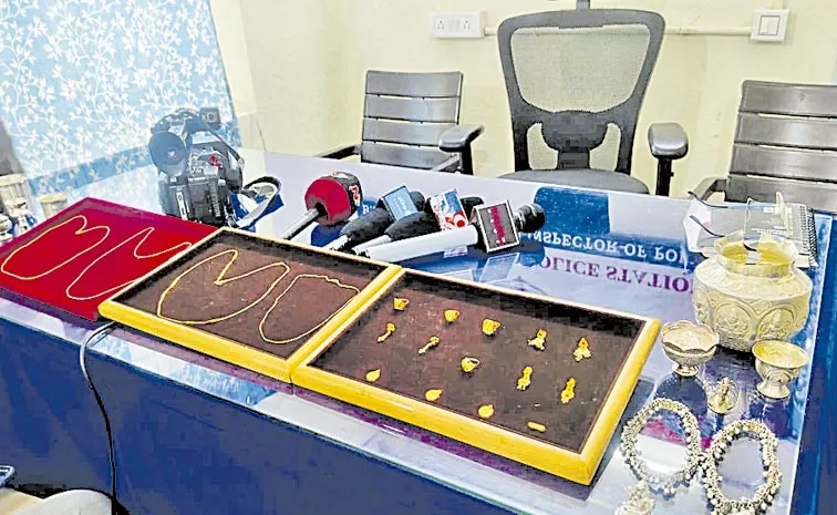 TDP Activists Hulchul With Robbery in Machilipatnam
