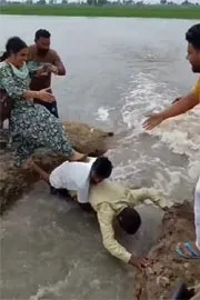 Human Bridge Help 35 Children Cross Flooded Field In Punjab12