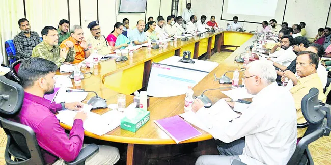 రోడ్డు ప్రమాదాలు నివారించాలి 