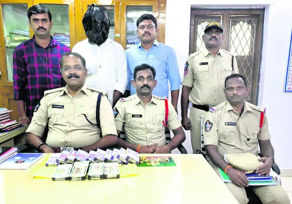 నగదు చోరీ కేసులో నిందితుల అరెస్ట్‌ 