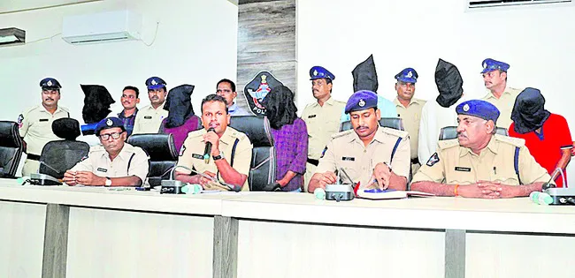 జల్సాలకు అలవాటుపడి బైకులు చోరీ