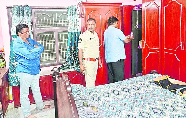 బంగారు ఆభరణాలు చోరీ 