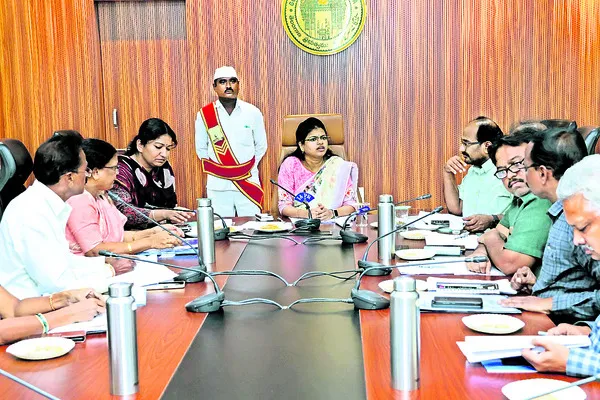 ప్రభుత్వాస్పత్రుల్లో ప్రసవాలు పెంచాలి