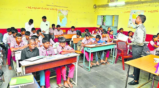 పాఠశాల ఆవరణ శుభ్రంగా ఉండాలి