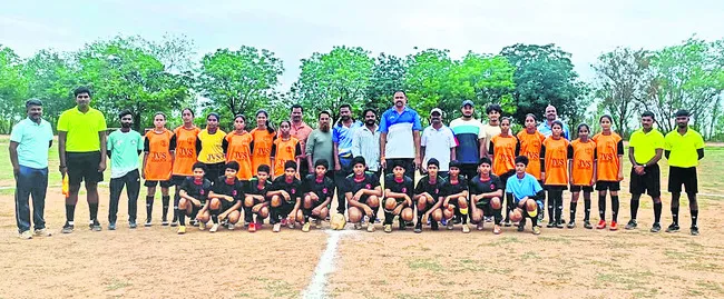 ఉత్సాహంగా ఫుట్‌బాల్‌ పోటీలు 